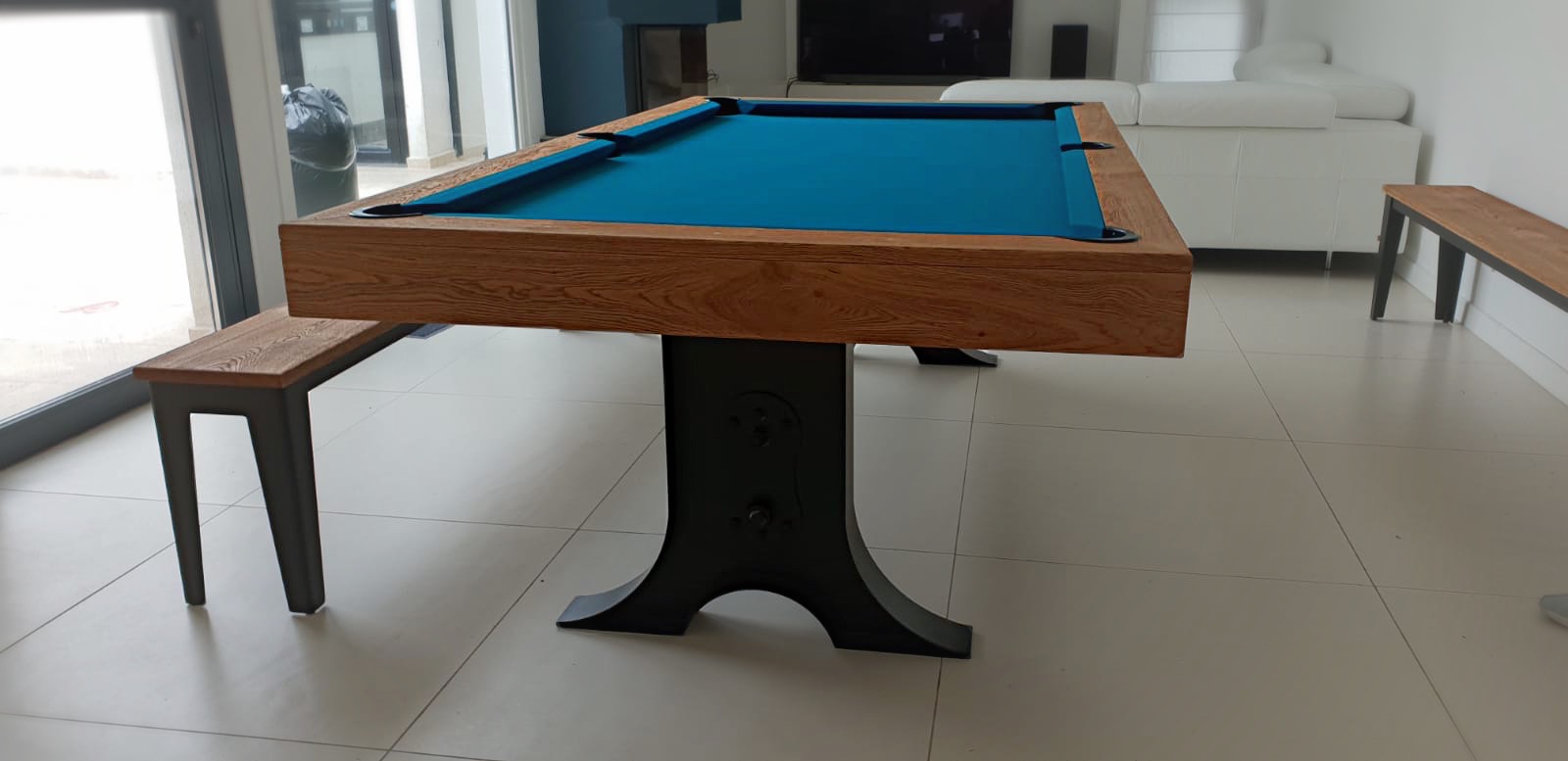 Tel un océan aux plages de sable blond, le tissu de jeu bleu tournament cernée de chêne brossé huilé trone sur deux pieds élancés en métal noir. Les bancs FACTORY assortis au billard transformable en table ATELIER promettent de belles tablées.